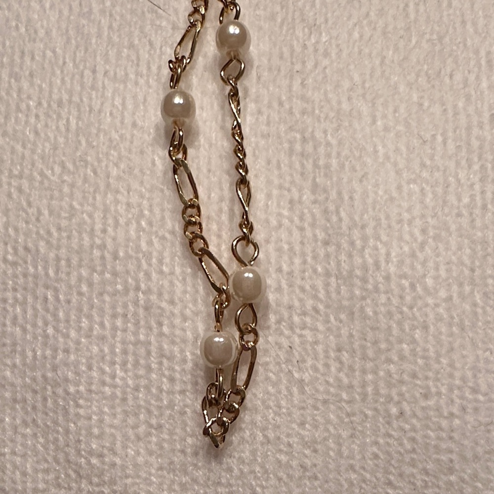 Elegant Gold and Pearl Necklace - Picture 5 of 5